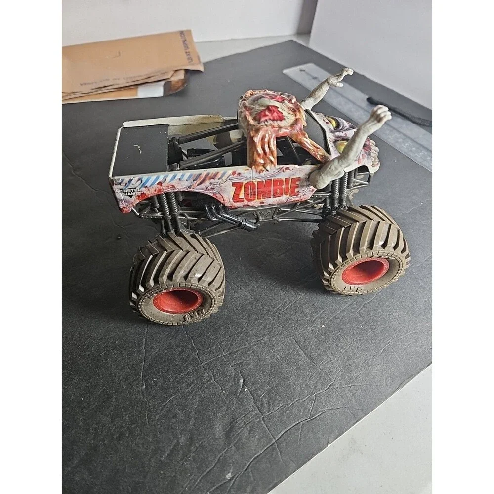 Hot Wheels Monster Jam Zombie Truck Moving Arms 1:24